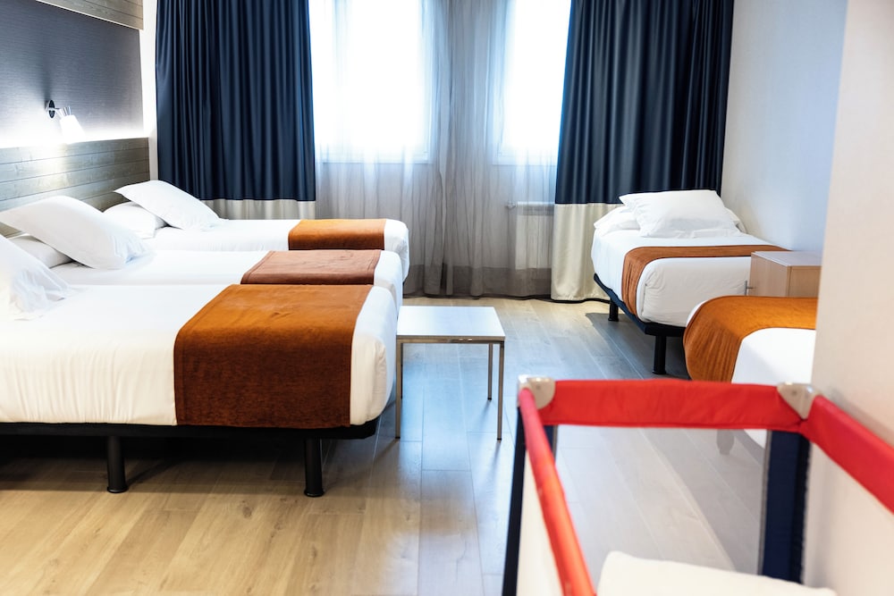 Habitación familiar del hotel Avenida. Foto 2