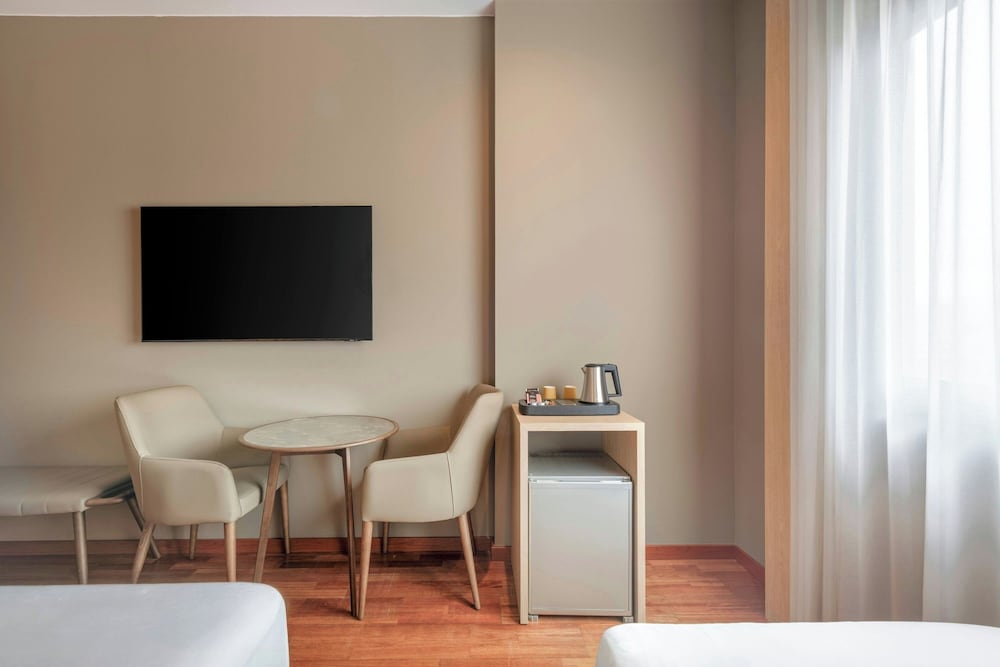 Habitación estándar, 3 camas individuales del hotel AC Hotel A Coruña by Marriott. Foto 3