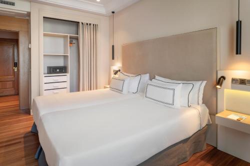 Habitación Deluxe con vistas al mar y al paseo marítimo del hotel Melia Maria Pita. Foto 3