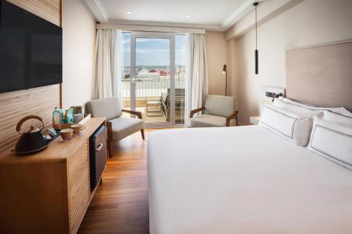 Habitación Doble con terraza y vistas al mar del hotel Melia Maria Pita. Foto 6