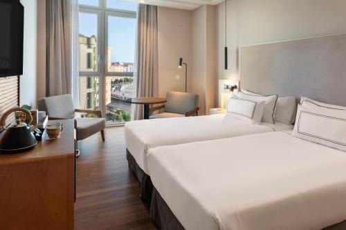 Habitación Deluxe con vistas al mar y al paseo marítimo del hotel Melia Maria Pita. Foto 1