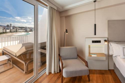 Habitación Doble con terraza y vistas al mar del hotel Melia Maria Pita. Foto 3