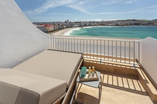 Habitación Doble con terraza y vistas al mar del hotel Melia Maria Pita. Foto 4