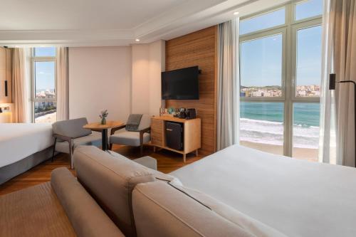 Suite Junior con vistas al mar del hotel Melia Maria Pita. Foto 9