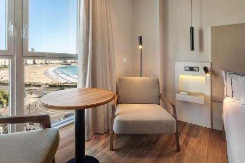 Habitación Deluxe con vistas al mar del hotel Melia Maria Pita. Foto 10