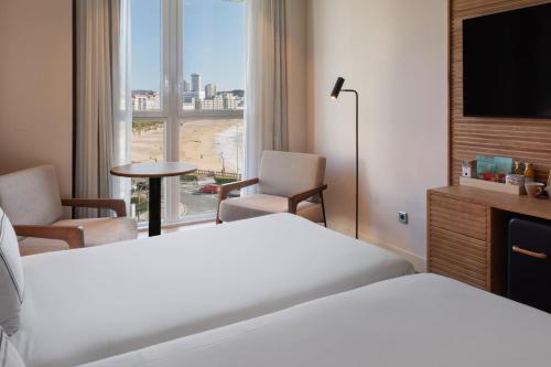 Habitación Deluxe con vistas al mar del hotel Melia Maria Pita. Foto 13