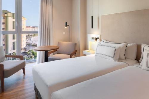 Habitación Deluxe con vistas al mar y al paseo marítimo del hotel Melia Maria Pita. Foto 10