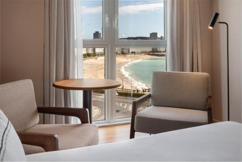 Habitación Deluxe con vistas al mar del hotel Melia Maria Pita. Foto 3