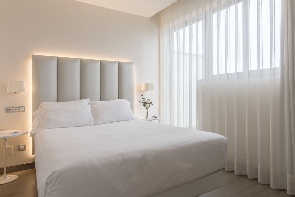 Habitación estándar, terraza del hotel Hesperia A Coruña Centro. Foto 1