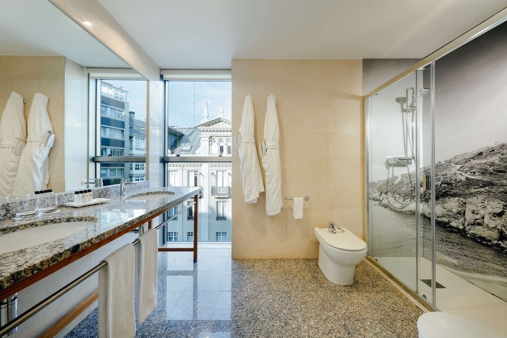 Habitación Deluxe del hotel Hesperia A Coruña Centro. Foto 5