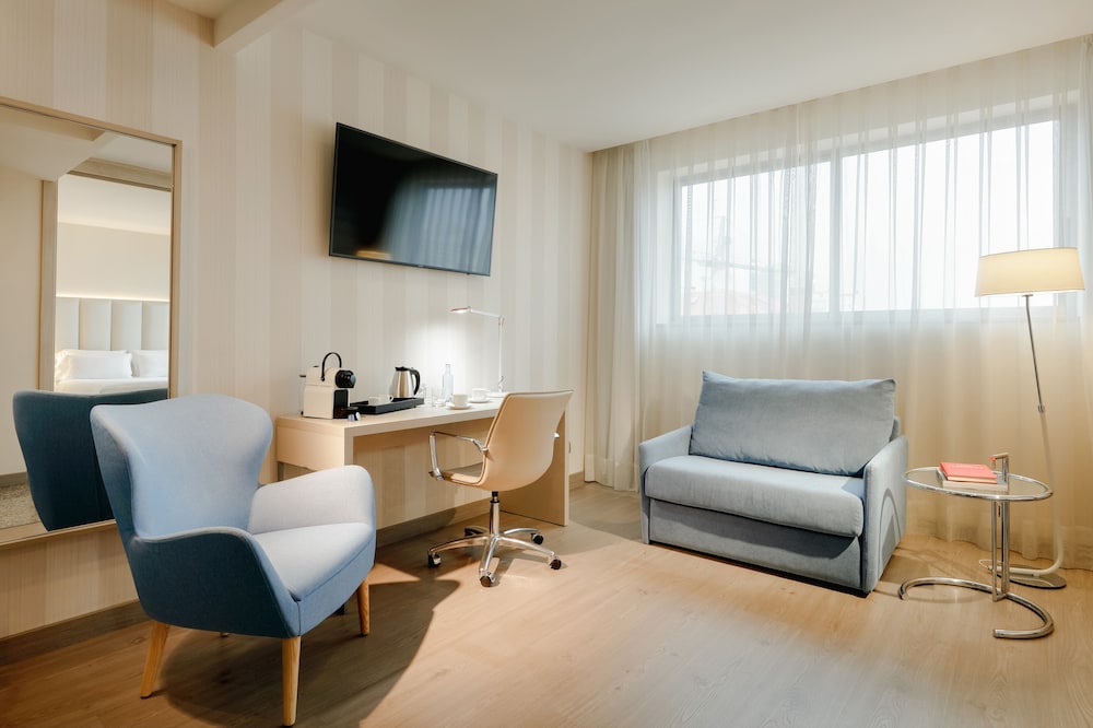 Suite junior, terraza del hotel Hesperia A Coruña Centro. Foto 3