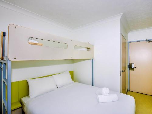 Habitación Estándar con cama grande y litera individual del hotel Ibis Budget Brisbane Airport. Foto 1