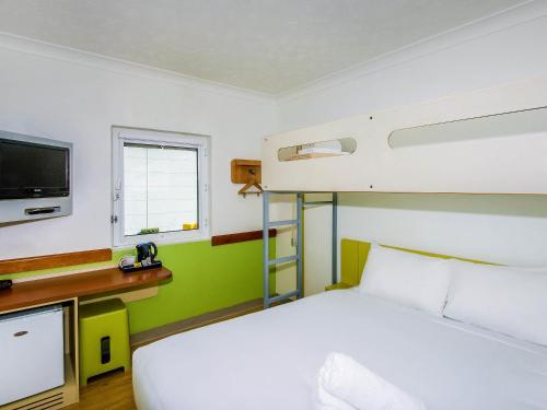 Habitación Estándar con cama grande y litera individual del hotel Ibis Budget Brisbane Airport. Foto 2