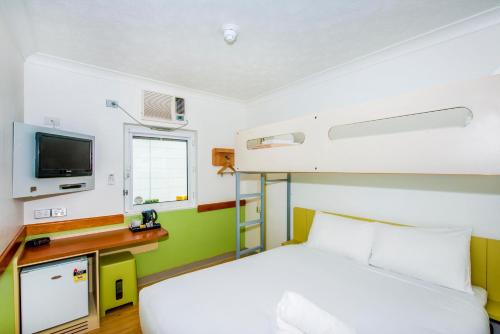 Habitación Estándar con cama grande y litera individual del hotel Ibis Budget Brisbane Airport. Foto 3