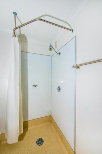 Habitación Estándar con cama grande y litera individual del hotel Ibis Budget Brisbane Airport. Foto 4