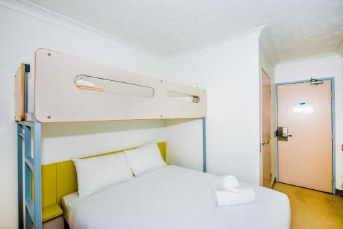 Habitación Estándar con cama grande y litera individual del hotel Ibis Budget Brisbane Airport. Foto 5