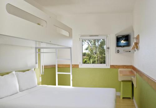 Habitación Estándar con cama grande y litera individual del hotel Ibis Budget Brisbane Airport. Foto 6