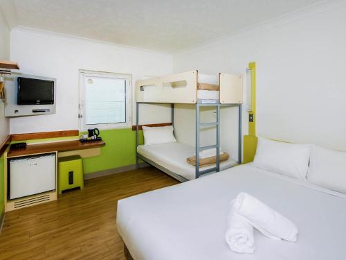 Habitación Estándar con cama doble y sofá del hotel Ibis Budget Brisbane Airport. Foto 1