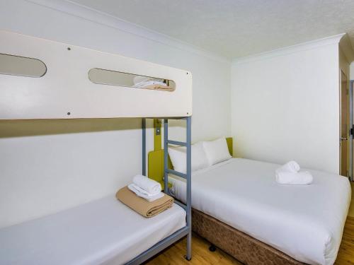 Habitación Estándar con cama doble y sofá del hotel Ibis Budget Brisbane Airport. Foto 2