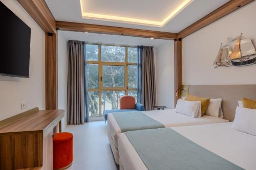 Habitación Superior con 2 camas individuales y vistas al río del hotel Faranda Rías Altas. Foto 1