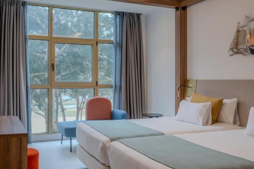 Habitación Superior con 2 camas individuales y vistas al río del hotel Faranda Rías Altas. Foto 6