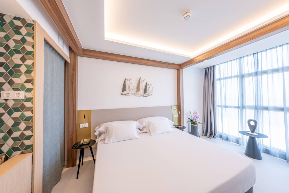 Habitación Superior 2 camas, vista al mar del hotel Faranda Rías Altas. Foto 12