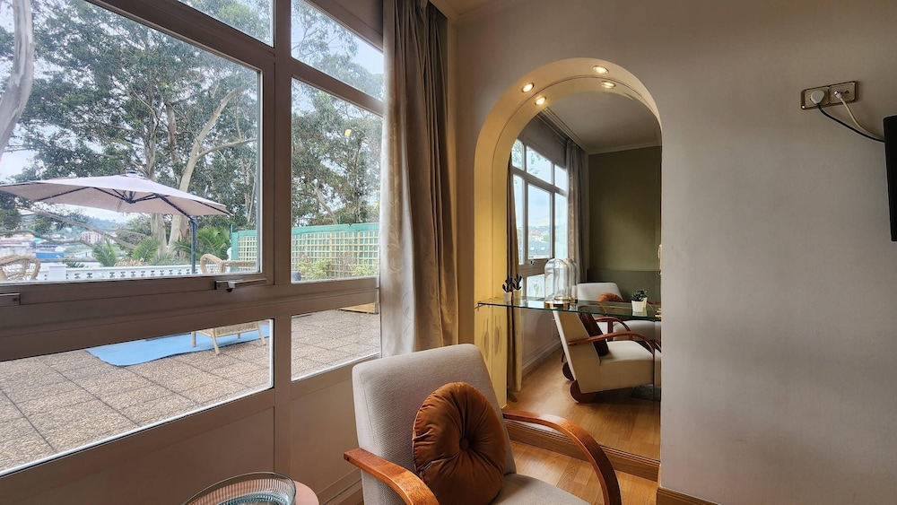 Suite con terraza, vista Ría del hotel Faranda Rías Altas