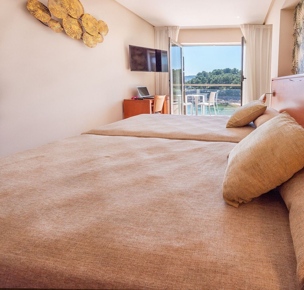 Habitación Doble con Vistas al Mar y Terraza del hotel Norat Palmeira Playa. Foto 1