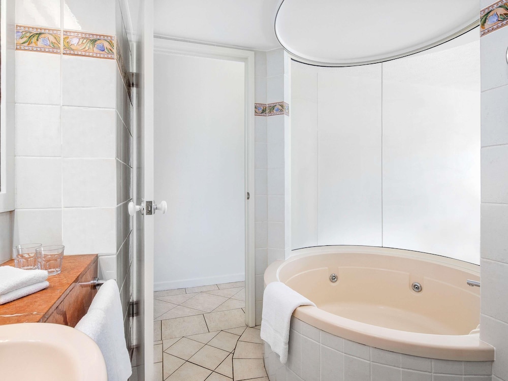 Suite de 1 dormitorio con vistas al océano del hotel Breakfree Royal Harbour. Foto 4