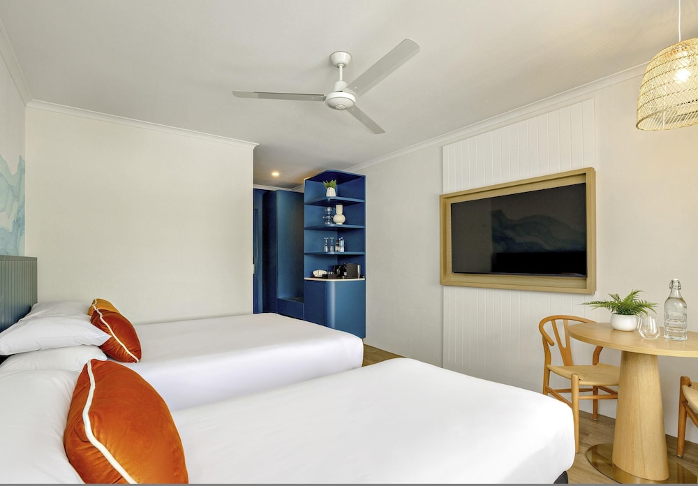 Habitación Estándar 1 Cama Queen y 1 Cama Individual del hotel Mercure Cairns. Foto 3