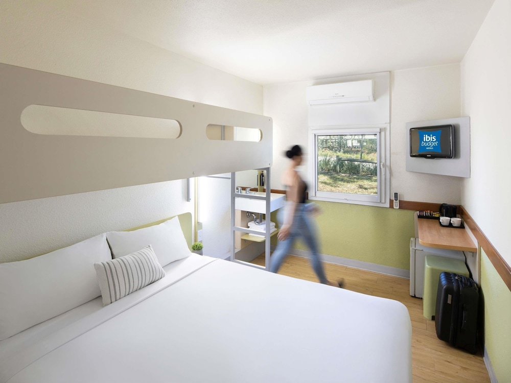 1 cama king y 1 litera superior, máximo 3 personas. No fumadores con baño privado del hotel Ibis Budget Canberra
