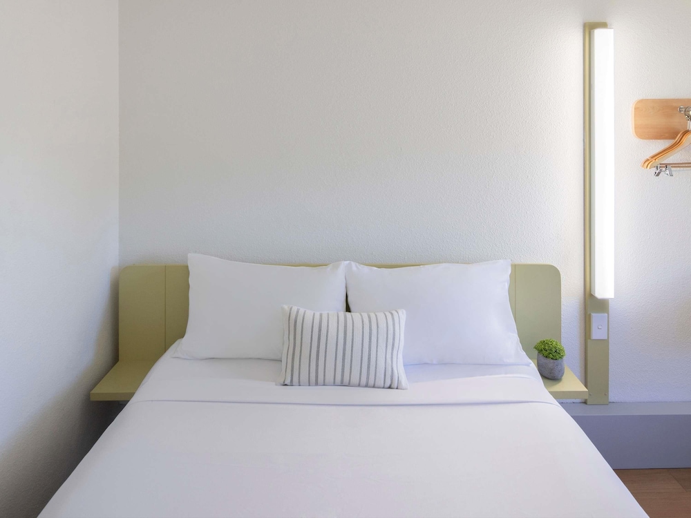 1 cama queen del hotel Ibis Budget Canberra