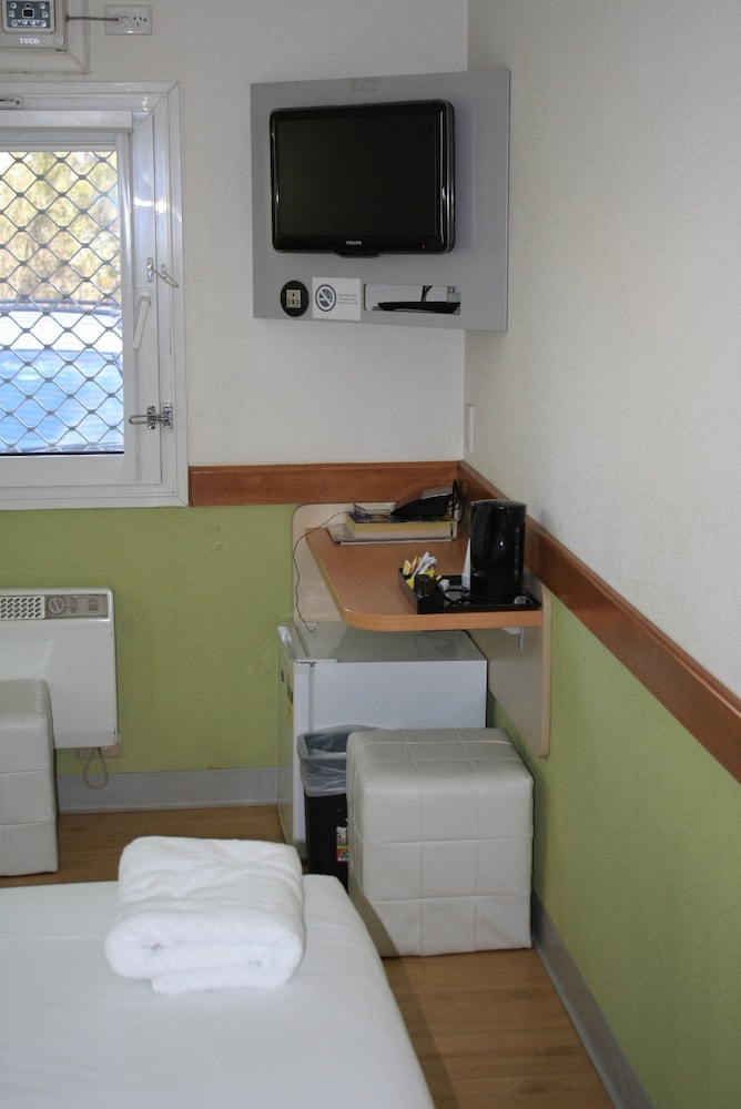 1 cama queen del hotel Ibis Budget Canberra. Foto 1