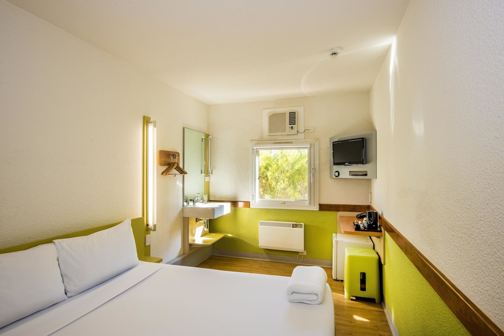 1 cama queen del hotel Ibis Budget Canberra. Foto 2