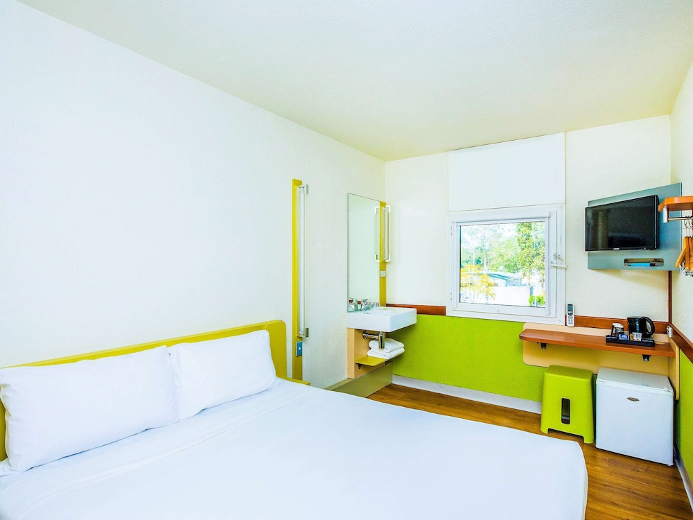 1 cama queen del hotel Ibis Budget Canberra. Foto 3