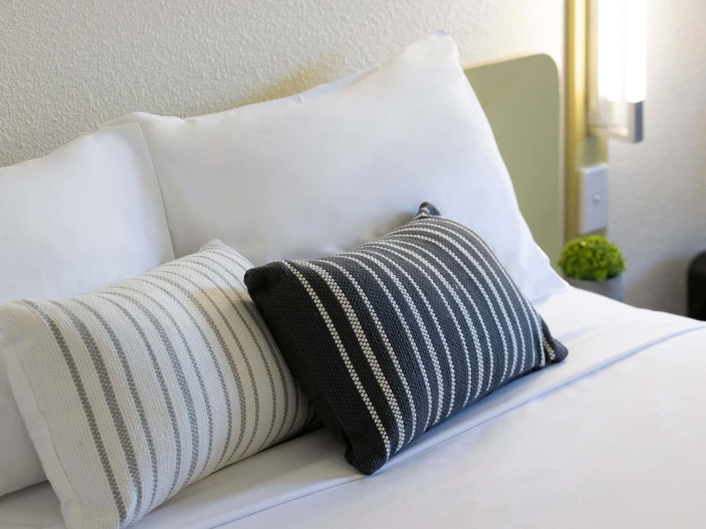 1 cama queen del hotel Ibis Budget Canberra. Foto 4