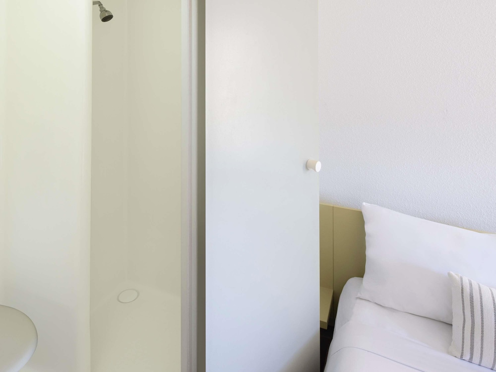1 cama queen del hotel Ibis Budget Canberra. Foto 5