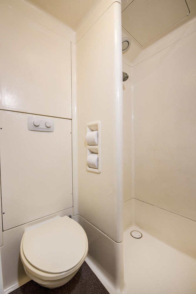 1 cama queen del hotel Ibis Budget Canberra. Foto 7