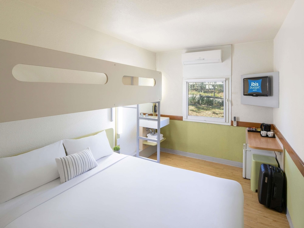 1 cama queen y 1 litera individual del hotel Ibis Budget Canberra. Foto 1
