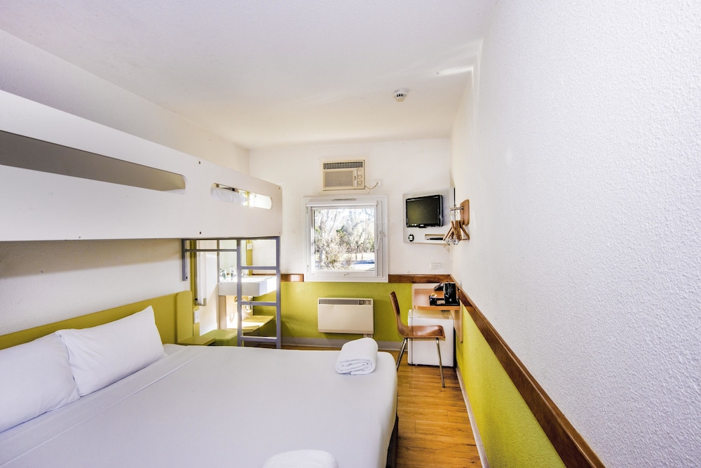 1 cama queen y 1 litera individual del hotel Ibis Budget Canberra. Foto 3