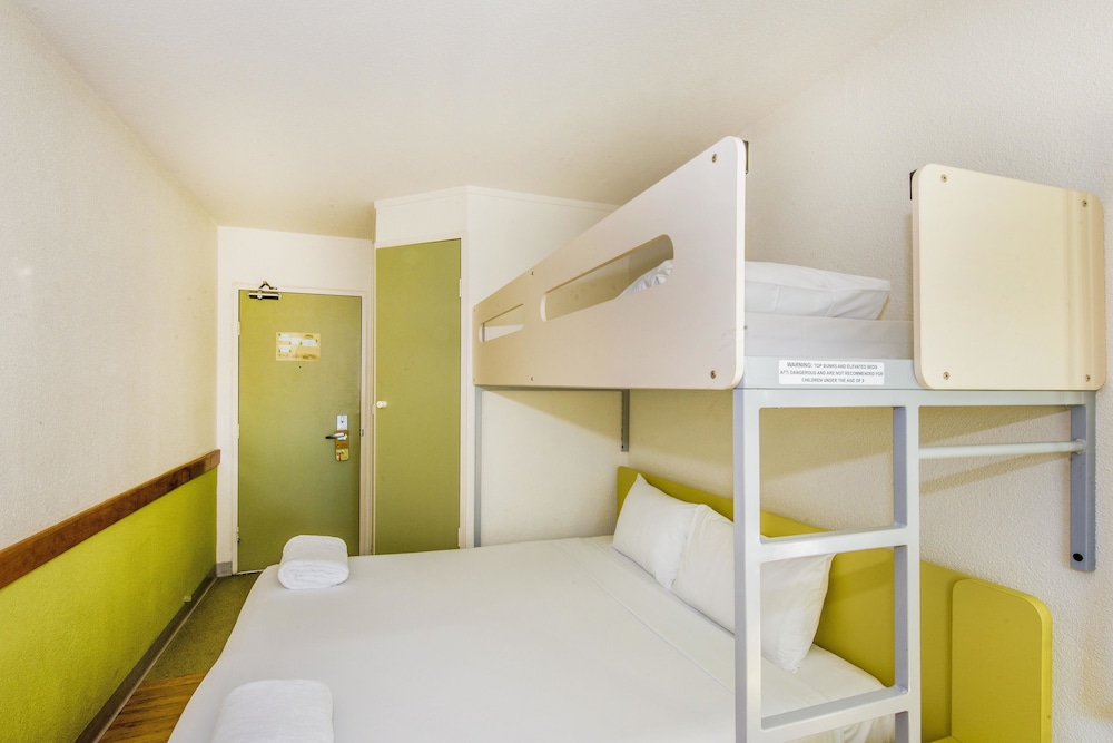 1 cama queen y 1 litera individual del hotel Ibis Budget Canberra. Foto 4
