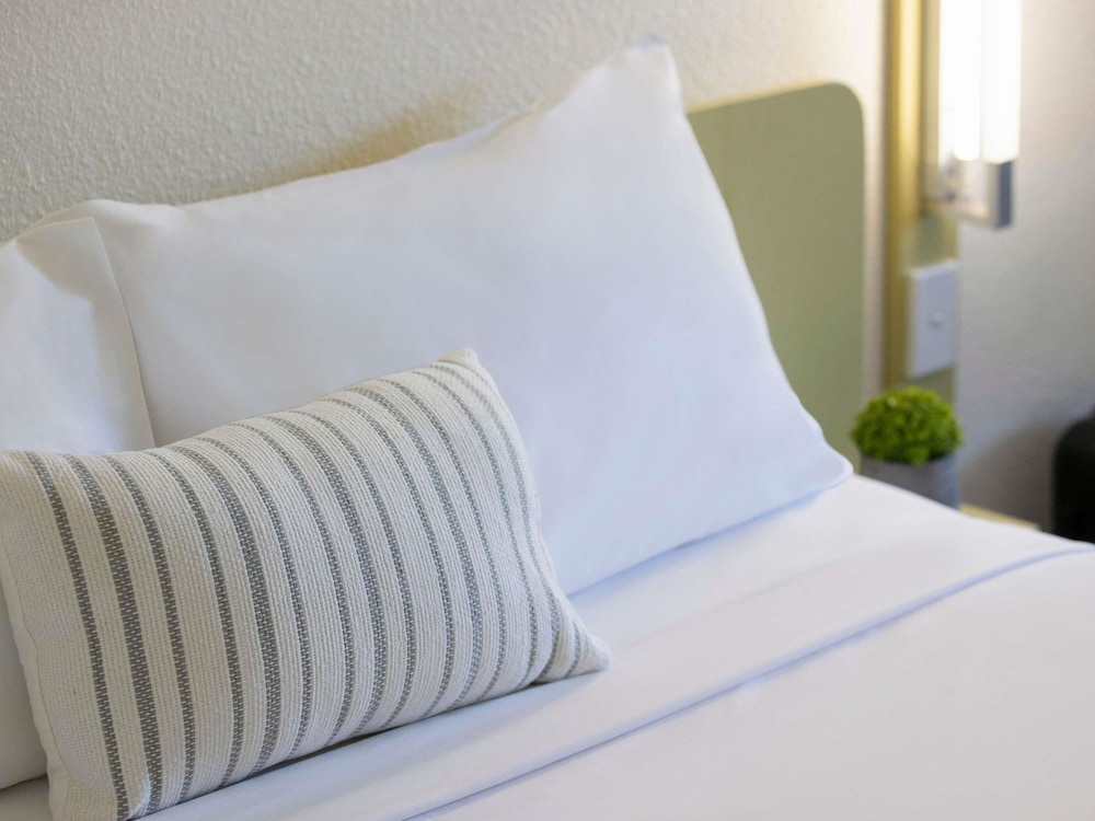1 cama queen y 1 litera individual del hotel Ibis Budget Canberra. Foto 6