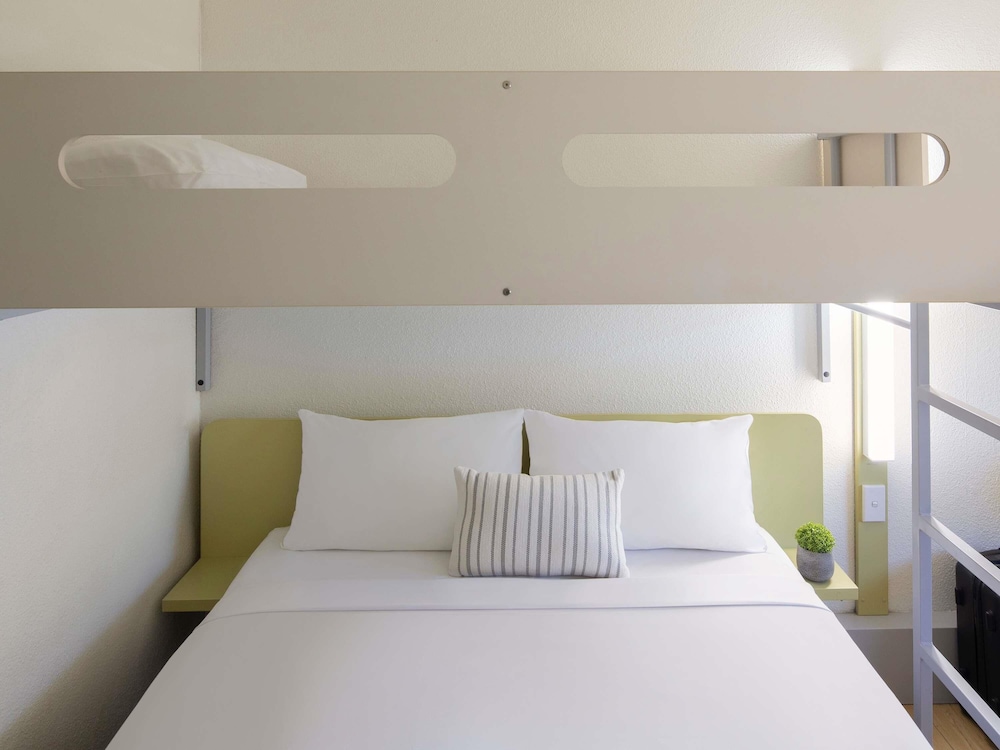 1 cama queen y 1 litera individual del hotel Ibis Budget Canberra. Foto 7