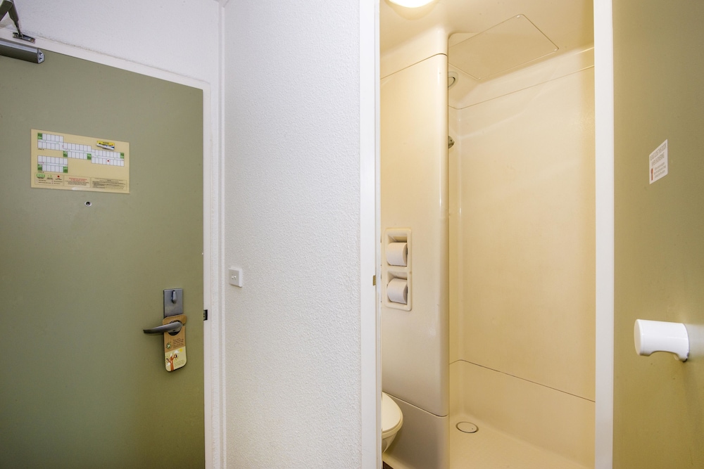1 cama queen y 1 litera individual del hotel Ibis Budget Canberra. Foto 9