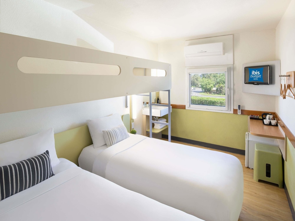 2 camas individuales y 1 cama individual del hotel Ibis Budget Canberra