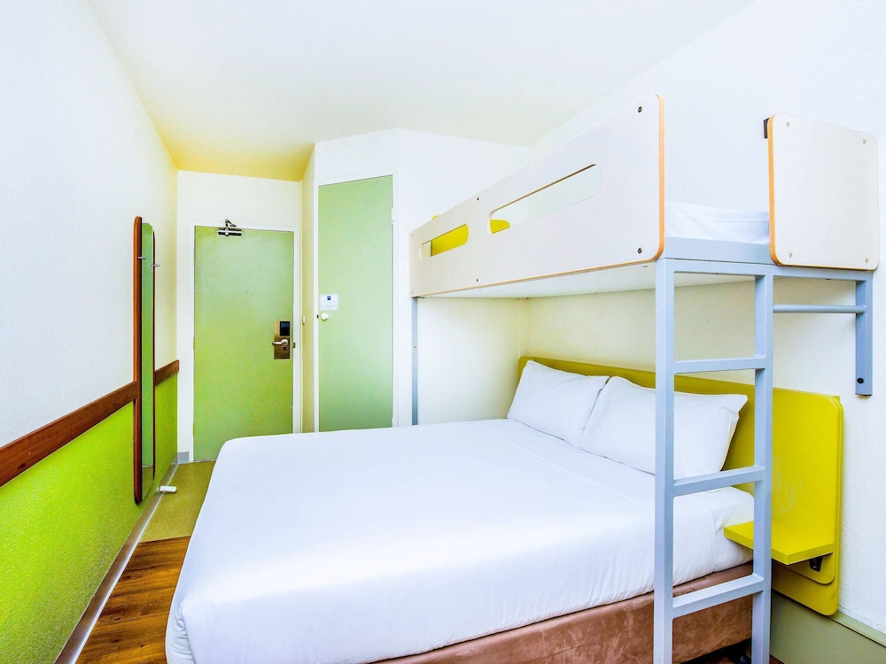 1 cama king y 1 litera superior, máximo 3 personas. No fumadores con baño privado del hotel Ibis Budget Canberra. Foto 1