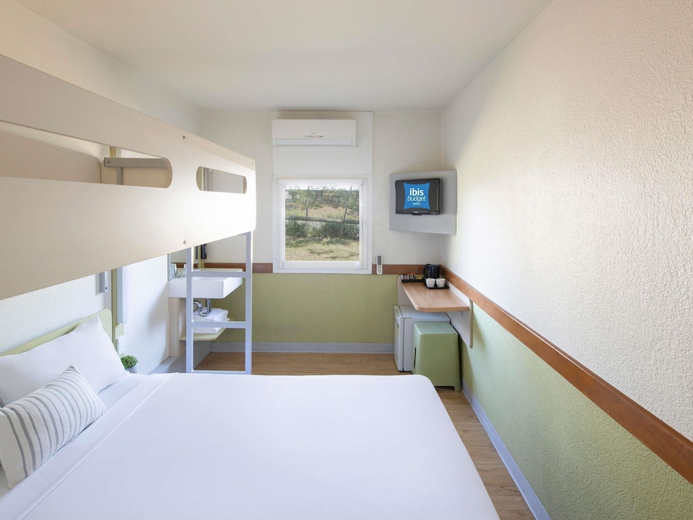 1 cama king y 1 litera superior, máximo 3 personas. No fumadores con baño privado del hotel Ibis Budget Canberra. Foto 2