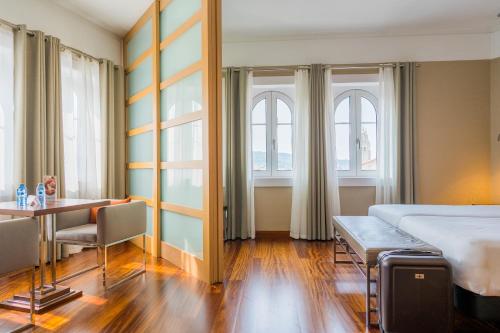 Suite Junior con vistas a la ciudad del hotel Compostela. Foto 1