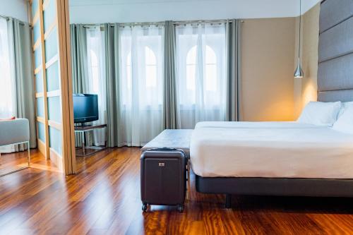 Suite Junior con vistas a la ciudad del hotel Compostela. Foto 3