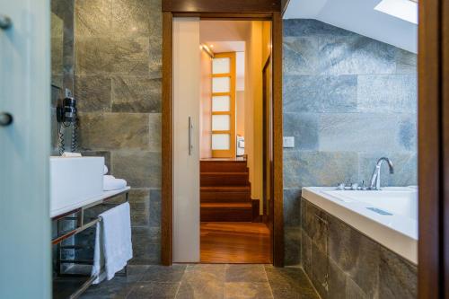 Suite Junior con vistas a la ciudad del hotel Compostela. Foto 6